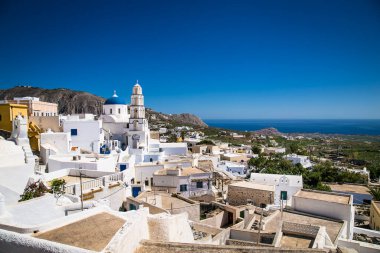 Yunanistan 'ın Santorini adasındaki Yunan köyü Emporio' nun merkezinde panoramik manzara.