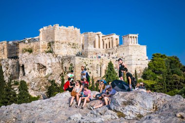 Atina, Yunanistan - 18 Haziran 2016: Turist grubu Areopagus Tepesi 'nde büyüleyici bir gezi dinliyor. Atina, Yunanistan.
