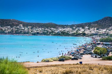 Vari, Atina, Yunanistan 'da Yabanaki plajı ve Varkiza kıyı şeridinde panoramik manzara.