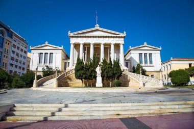  Atina 'nın neoklasik simgelerinden biri olan Panepistimio Meydanı' ndaki Yunanistan Ulusal Kütüphanesi 'nin inşası. Yunanistan.