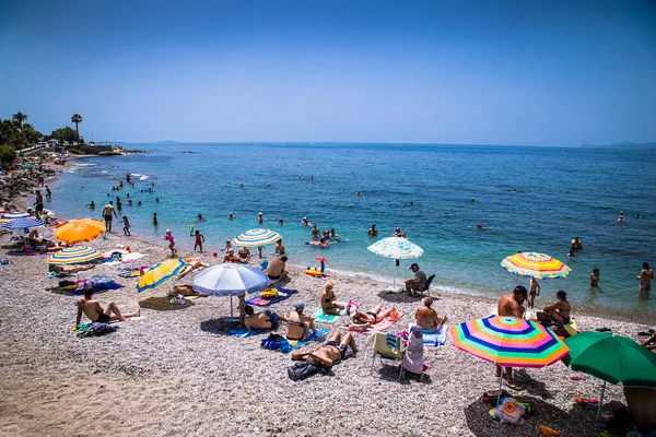 Афины Группа Июня 2016 Люди Пляже Палайо Фалиро Афинах Греция — стоковое фото