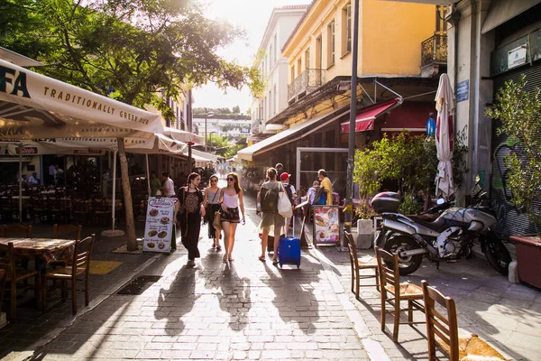 Atény Řecko Června 2016 Turisté Barevných Vyzdobených Ulicích Oblasti Psiri — Stock fotografie