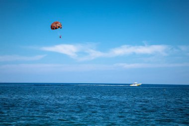 Santorini, Yunanistan - 11 Haziran 2016: 11 Haziran 2016 'da Santorini plajında parasailing oynayan turistler, Yunanistan' ın Santorini kenti.
