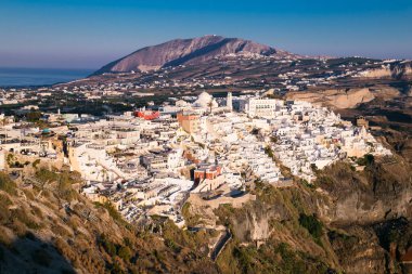 Santorini Island, Yunanistan ile tipik beyaz Yunan Imerovigli köy görünümünü evler.