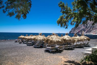 Santorini, Yunanistan - 12 Haziran 2016: Yunanistan 'ın Santorini adasındaki Kara Kamari plajındaki insanlar.