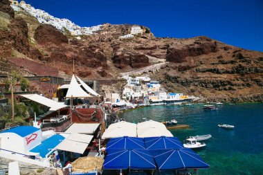 Santorini, Yunanistan - 12 Haziran 2016: Yunanistan 'ın Santorini adasında balıkçı tekneleri ile Ammoudi köyü.
