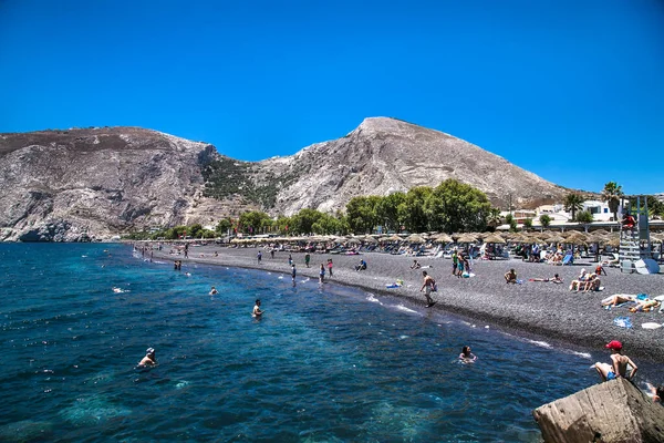 Santorin Griechenland Juni 2016 Menschen Schwarzen Strand Von Kamari Auf — Stockfoto