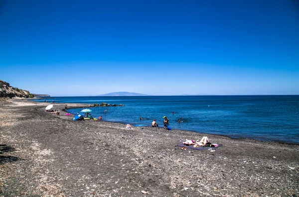 Santorini, Yunanistan - 12 Haziran 2016: Santorini adasındaki Black Vourvoulos Plajı, Yunanistan.