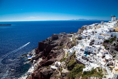 Yunanistan 'ın Santorini adasındaki güneşli bir günde Oia köyünden panoramik manzara