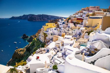 Yunanistan 'ın Santorini adasındaki güneşli bir günde Oia köyünden panoramik manzara