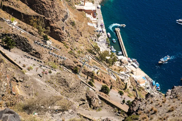 SANTORINI, GREECE - 15 Haziran 2016: Fira Limanı, Füniküler ve Eşek Yolu 15 Haziran 2016 'da limandan Fira kasabasına turistlerin taşınması için, Santorini, Yunanistan.