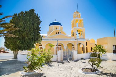 Yunanistan 'ın Santorini adasında güneşli bir günde Fira köyündeki ortodoks kilisesinin çanları.