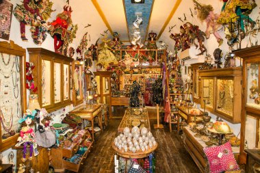 Santorini, Yunanistan - 16 Haziran 2016: Kiklad Yunanistan 'ın Santorini adasındaki Oia köyündeki hediyelik eşya dükkanı.