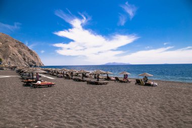  Santorini, Yunanistan... 11 Haziran 2016. Santorini 'deki siyah kumlu plaja izin verin. Yunanistan.