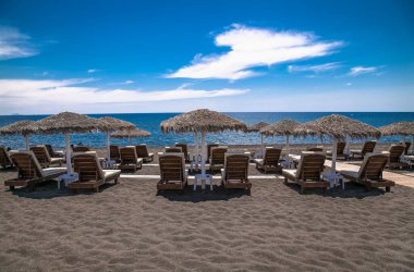 Santorini 'deki siyah kumlu plaja izin verin. Yunanistan.