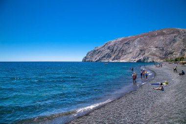 Santorini, Yunanistan - 12 Haziran 2016: Yunanistan 'ın Santorini adasındaki Kara Kamari plajındaki insanlar.