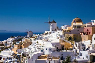 Yunanistan 'ın Santorini adasındaki Oia köyünden panoramik manzara.