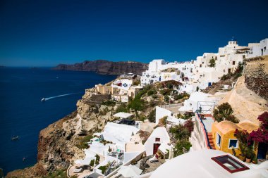 Yunanistan 'ın Santorini adasında güneşli bir günde Oia köyü