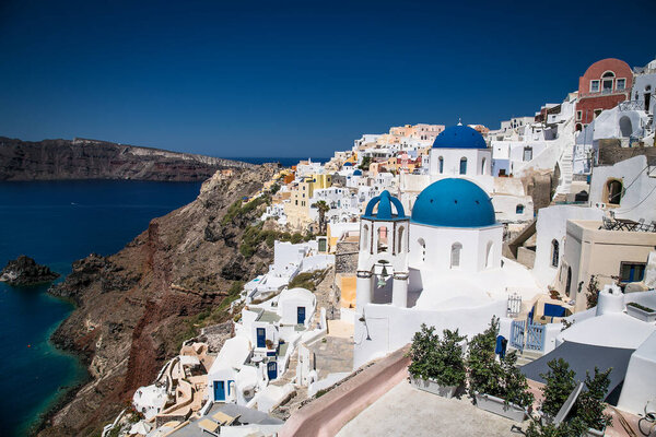 Купол ортодоксальной церкви в деревне Ия в солнечный день на острове Санторини, Греция.