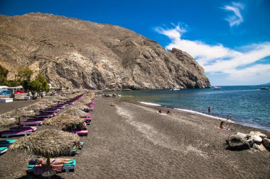  Santorini, Yunanistan... 11 Haziran 2016. Santorini 'deki siyah kumlu plaja izin verin. Yunanistan.