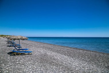 Yunanistan 'ın Santorini adasındaki siyah Monolithos plajı.