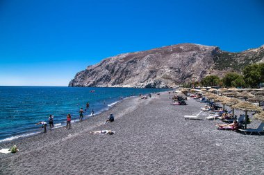 Santorini, Yunanistan - 12 Haziran 2016: Yunanistan 'ın Santorini adasındaki Kara Kamari plajındaki insanlar.