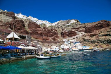 Santorini, Yunanistan - 12 Haziran 2016: Yunanistan 'ın Santorini adasında balıkçı tekneleri ile Ammoudi köyü.