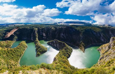 Kayalık Uvac nehrinin taşları güneşli günde, Sırbistan 'ın güneybatısında dolanıyor.