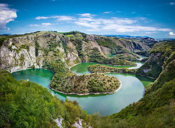 Kayalık Uvac nehrinin taşları güneşli günde, Sırbistan 'ın güneybatısında dolanıyor