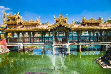 YANGON, MYANMAR-MARCH 3, 2017: Botataung Pagoda (kelimenin tam anlamıyla: 1000 askeri subay), Yangon, Myanmar 'da ünlü bir kompleks. 2. Dünya Savaşı sırasında tamamen yok edildi.