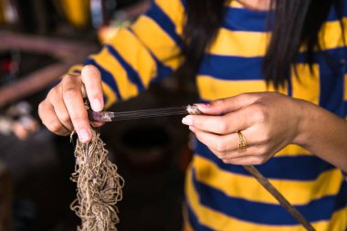 Myanmar 'daki Inle Gölü' nde nilüfer çiçeğinden iplik yapan kadın. (Burma)