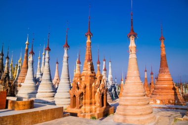 Myanmar 'daki Indein Köyü Pagoda' daki Colorufl Pagodas 'ın manzarası. (Burma)