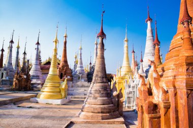 Myanmar 'daki Indein Köyü Pagoda' daki Colorufl Pagodas 'ın manzarası. (Burma)