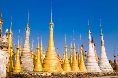 Myanmar 'daki Indein Köyü Pagoda' daki Colorufl Pagodas 'ın manzarası. (Burma)