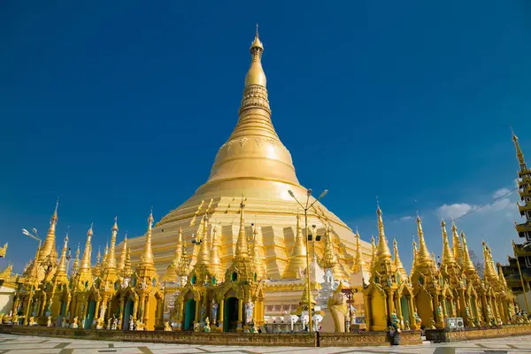 Altın Shwedagon tapınağı Yangon, Myanmar 'daki ana Budist stupası. (Burma)
