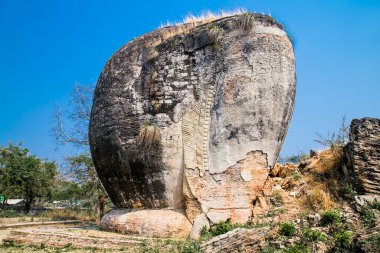 Mingun Pahtodawgyi pagoda 'nın önündeki koruyucu heykel harabesi, Myanmar. (Burma)