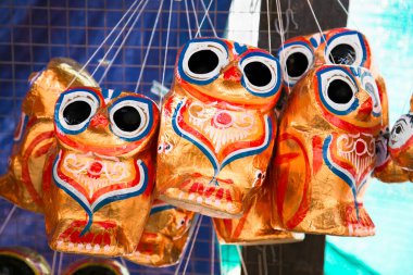 Mandalay, Myanmar 'daki hediyelik eşya dükkanında çiçeklerle süslenmiş renkli çikolata baykuşları. (Burma)