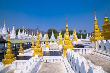Altın Sandamuni Pagoda ve beyaz pagodalar. Mandalay 'daki Budist Tapınakları' nın muhteşem mimarisi. Myanmar (Burma) 