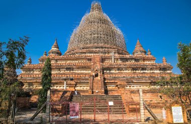 BAGAN, MYANMAR - 9 Mart 2017. 9 Mart 2017 'de Myanmar, Bagan' daki tanımlanamayan bir Kadim tapınağı..