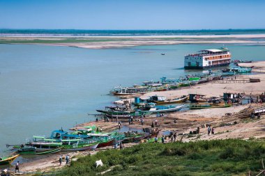 Ayeyarwady nehri kıyısındaki eski Bagan rıhtımında Burmese yerlisi, Eski Bagan iskelesi, Myanmar, Southeastasia. (Burma)