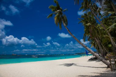 Boracay adasındaki güzel tropik beyaz plaj. Filipinler. 