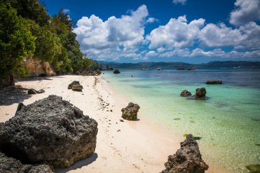 Beyaz Sahilde Filipin geleneksel yelkenlisi. Boracay Adası, Filipinler.