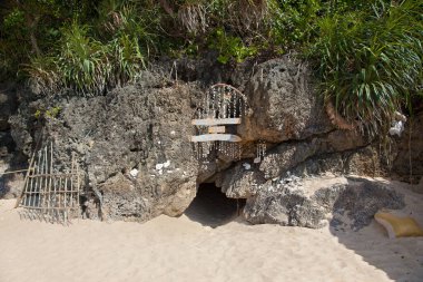 Boracay adasındaki Puka sahilindeki mağarada. Filipinler.