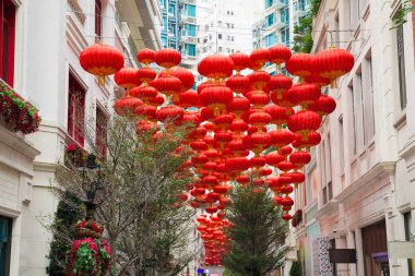 Hong Kong 'da bir sokak pazarında renkli Çin fenerleri.