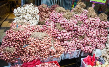 Sarımsaklar ve soğanlar Hong Kong 'da sokak pazarında. Çin.