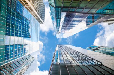 Hong Kong 'un merkezinde gökdelenler inşa eden modern bir işletme. Mimarlık iş kavramı