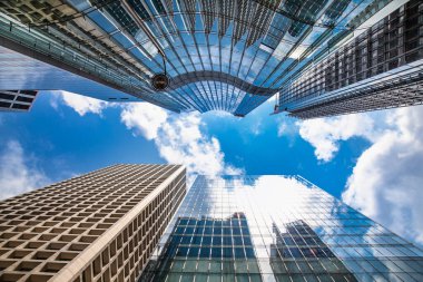 Hong Kong 'un merkezinde gökdelenler inşa eden modern bir işletme. Mimarlık iş kavramı