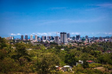Cebu şehrinin panoraması. Filipinler. Cebu, Filipinler 'in en önemli ikinci metropol merkezi ve ana yurt içi taşımacılık limanıdır..
