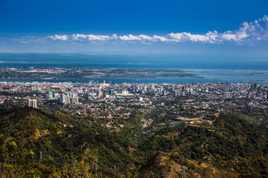 Cebu şehrinin panoraması. Filipinler. Cebu, Filipinler 'in en önemli ikinci metropol merkezi ve ana yurt içi taşımacılık limanıdır..