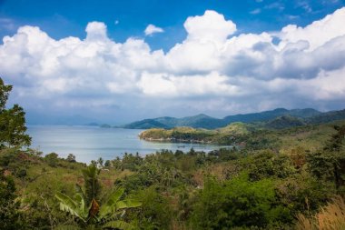 Filipinler 'in Palawan adasındaki Marimegmeg plajının inanılmaz güzelliği üzerine panoramik manzara.